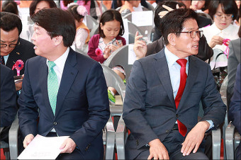 <포토>다른 곳 바라보는 안철수-김문수