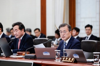 문 대통령 국무회의서 '드루킹 특검법' 의결