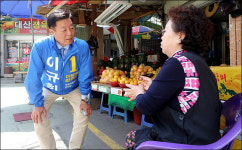 <포토>몸을 낮춰 주민 목소리 듣는 이규희 후보