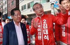 이야기 나누는 홍준표-김대식
