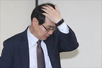 <포토> 머리 쓸어넘기는 류장수 최저임금위원장