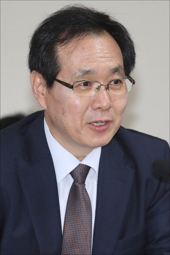 <포토> 인사말하는 류장수 최저임금위원장