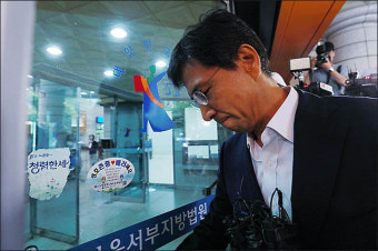 <포토>법원 출석하는 안희정