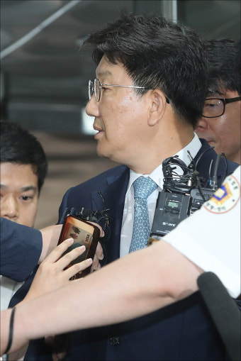 <포토> 구속영장심사 출석하는 권성동