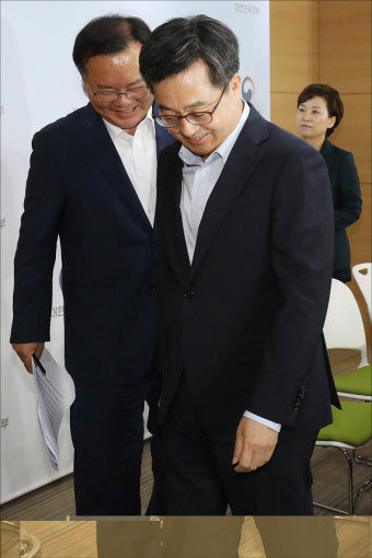 <포토> 종부세 개편방안 브리핑 후 퇴장하는 김동연-김부겸-김현미