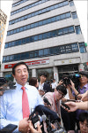 <포토>영등포 신당사 앞에 선 김성태