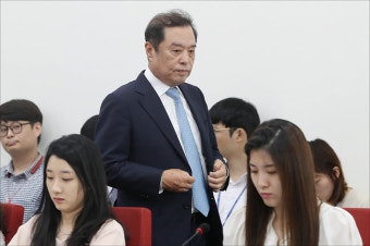 <포토> 기자간담회 입장하는 김병준 혁신비대위원장