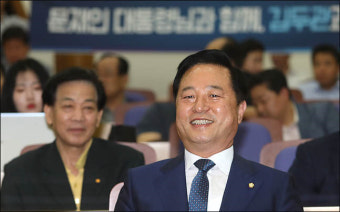 <포토>밝게 웃는 김두관, 당대표 출마 선언
