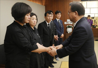 <포토> 고 노회찬 원내대표 빈소 조문하는 김부겸 장관