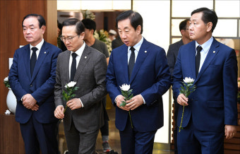 <포토> 고 노회찬 원내대표 빈소 조문하는 여야 원내대표단