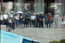 <포토> 판문점 남측 바라보는 북측 관광객들