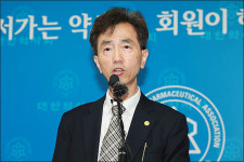 <포토>편의점 판매약 관련 입장 밝히는 강봉윤 대한약사회 정책위원장