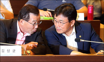 <포토>권덕철 보건복지부 차관-김상균 제도발위원장, 국민연금 제도개선 논의