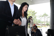 <포토> 이재명 대상 소송 제기 위해 법원 들어가는 김부선