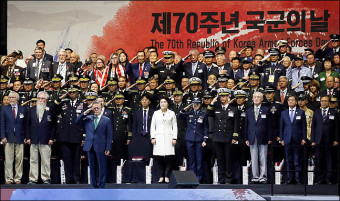 <포토>제70주년 국군의 날,  거수경례 하는 문재인 대통령