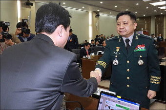 <포토>안규백 위원장과 악수하는 박한기 합참의장