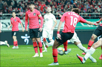 <포토>황의조 '손흥민의 PK실축을 선제골로'
