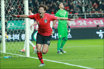 <포토>황의조 '손흥민의 PK실축을 선제골로 연결'
