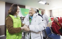 LS산전, 안양 저소득 홀몸노인에 방한복 전달