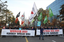  국회 앞으로 향하는 전국민중대회 참가자들