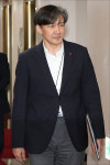 <포토> 영상국무회의 참석하는 조국 민정수석