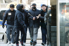 <포토> 구속전피의자심문 출석하는 의사 살해범 박모 씨