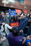 <포토>농성 중인 편의점주들 이야기 듣는 이해찬 대표