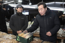 <포토> 이낙연 국무총리 설 명절 앞두고 중부시장 방문