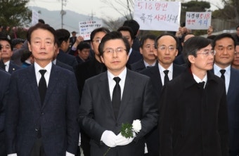 봉하마을 방문한 황교안…