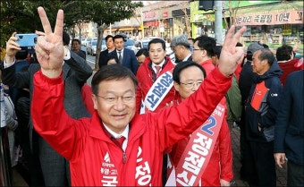 <포토>통영에서 승리의 V 그리는 정점식 후보