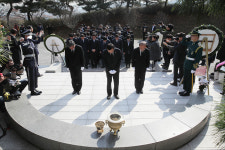 <포토> 임시정부요인묘역 참배하는 더불어민주당