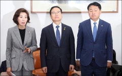 <포토>나경원 발언 듣는 홍영표-김관영