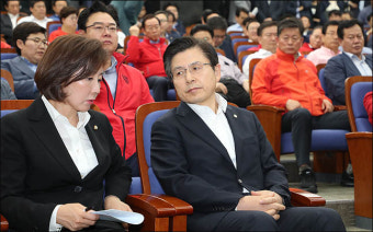 <포토>침통한 표정으로 대화 하는 황교안-나경원