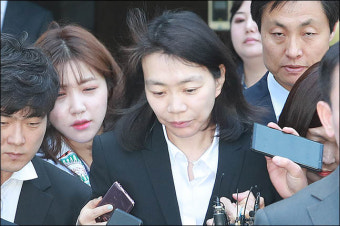 <포토>취재진에 둘러싸여 법정 나서는 조현아