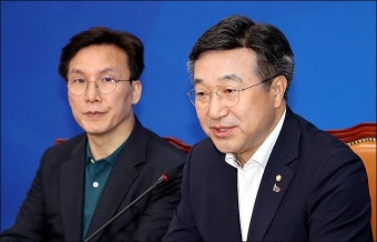<포토>더불어민주당 21대 총선 공천제도 발표하는 윤호중 사무총장