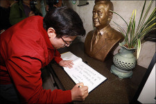 <포토>김영삼 전 대통령 기록전시관 방명록 작성하는 황교안 대표