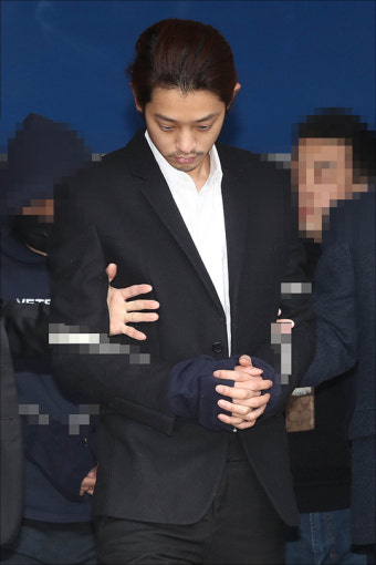정준영, 첫 공판준비기일 출석…포승줄 묶인 채 법원으로