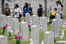 <포토> 국립서울현충원 찾은 국가유공자 유족들