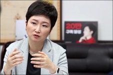 이언주 출판기념회…위험천만한 보이는 손 고발한다