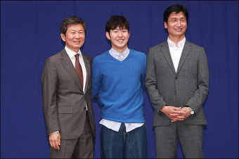 <포토>정몽규 회장-이강인-정정용 감독 '준우승 기념 격려금 전달'