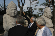 <포토> 공개된 장군석 살펴보는 내빈들