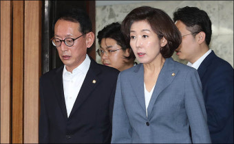 <포토>김도읍 법사위 간사와 대화 하는 나경원 원내대표