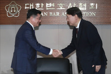  이찬희 대한변협 회장과 악수하는 윤석열 검찰총장
