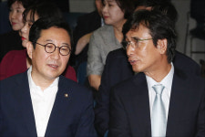 <포토> 대화하는 유시민-김한정