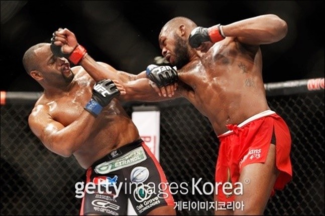 존 존스, 스티페 미오치치 꺾고 UFC 309 헤비급 타이틀전 TKO 승리!