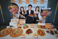 <포토> 돈치킨 신메뉴와 기념촬영하는 이경규