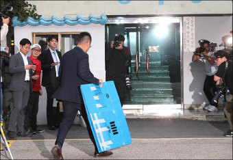 <포토>검찰 박스 들어가는 조국 자택 압수수색