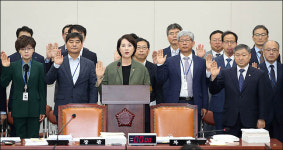 <포토>유은혜 부총리 국정감사 증인선서