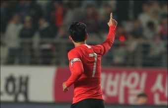 <포토>첫 골 포문 여는 캡틴 손흥민!