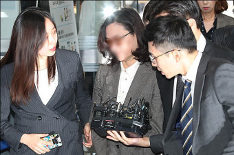<포토>구속 기로에 선 정경심 교수, 굳은 표정으로 법원 출석